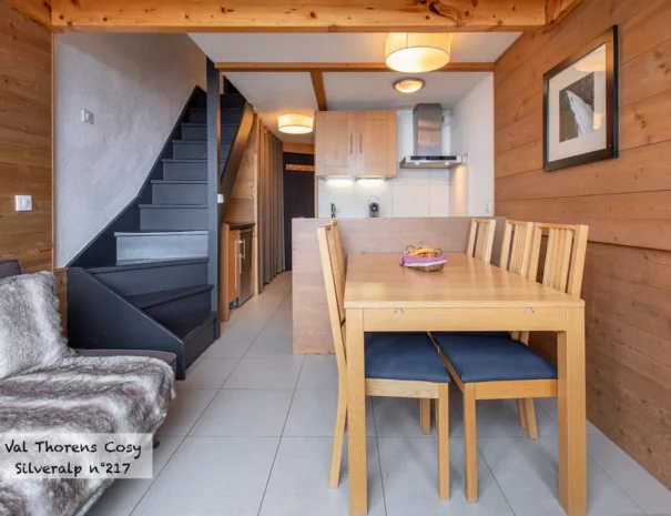 location-Valthorens-salon-avec-vue-cuisine-2-217