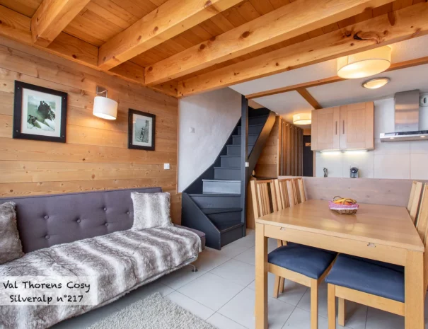 location-Valthorens-salon-avec-vue-cuisine-217