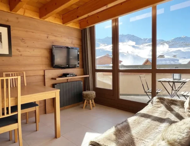 location-Valthorens-salon-avec-vue-montagne-217