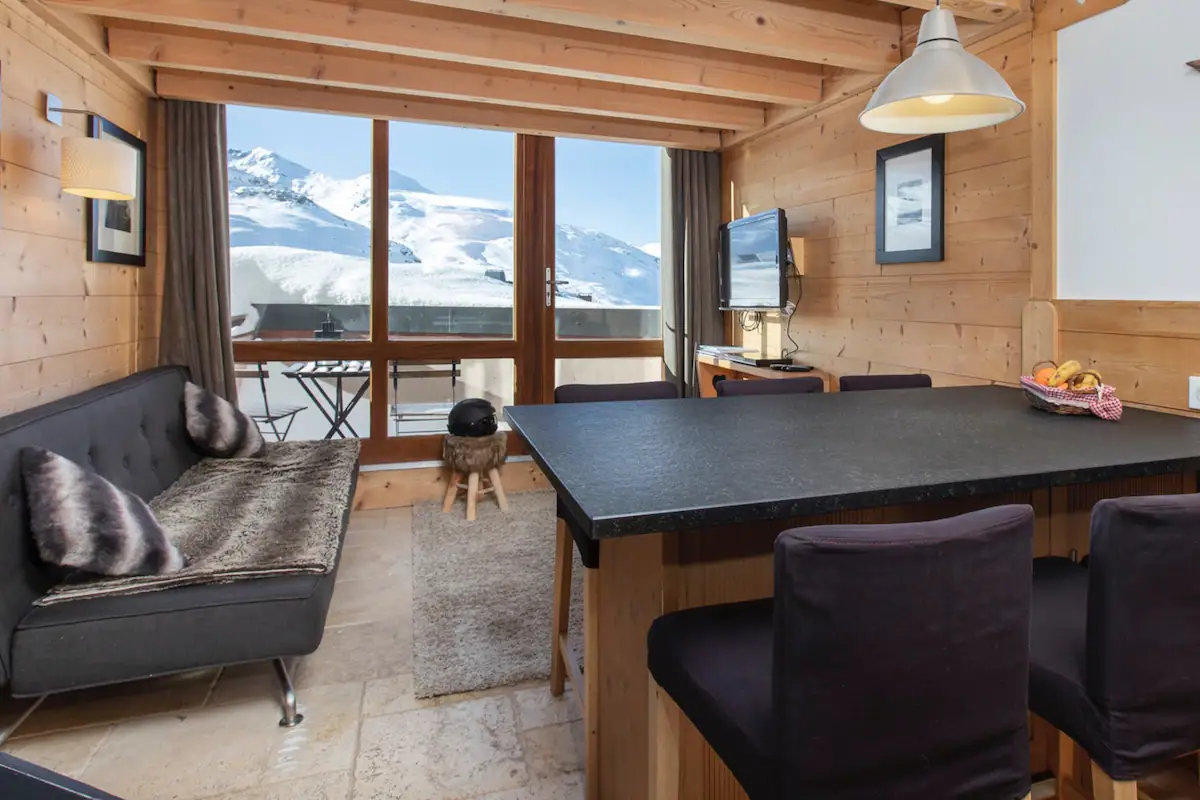 location-Valthorens-salon-avec-vue-montagne-218