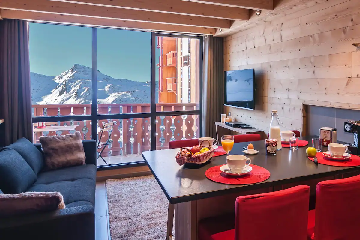 location-Valthorens-salon-avec-vue-montagne-341