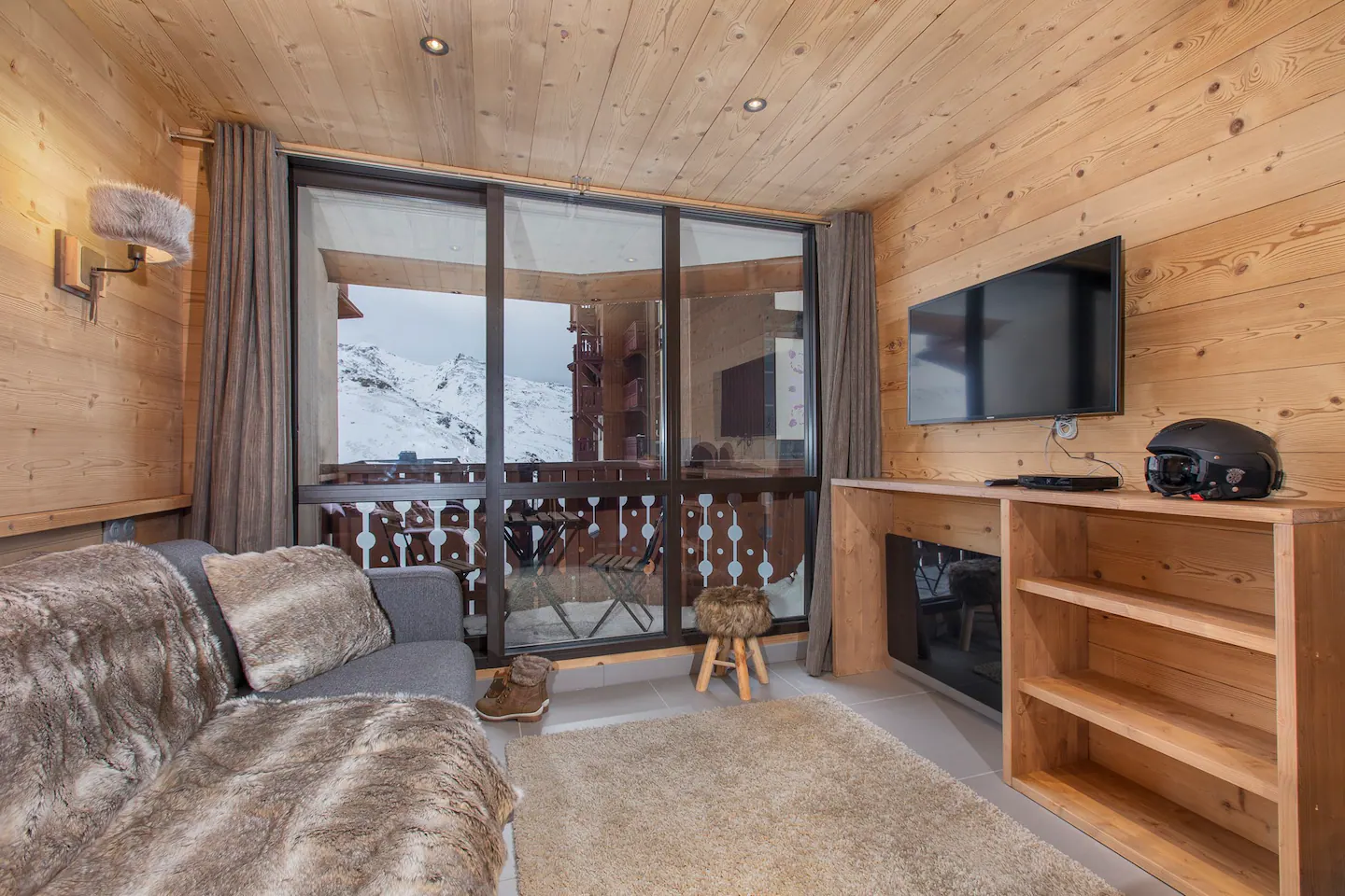 location-Valthorens-salon-vue-montagne-224