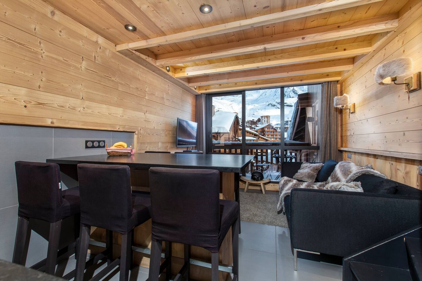 location-Valthorens-vue-de la cuisine-sur-salon-574