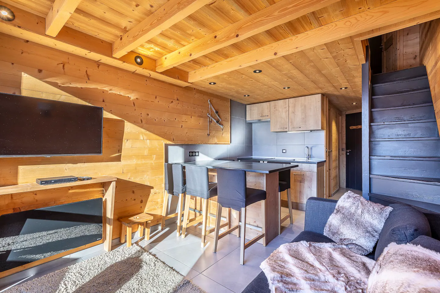 location-Valthorens-vue-du-salon-sur-cuisine-2-456