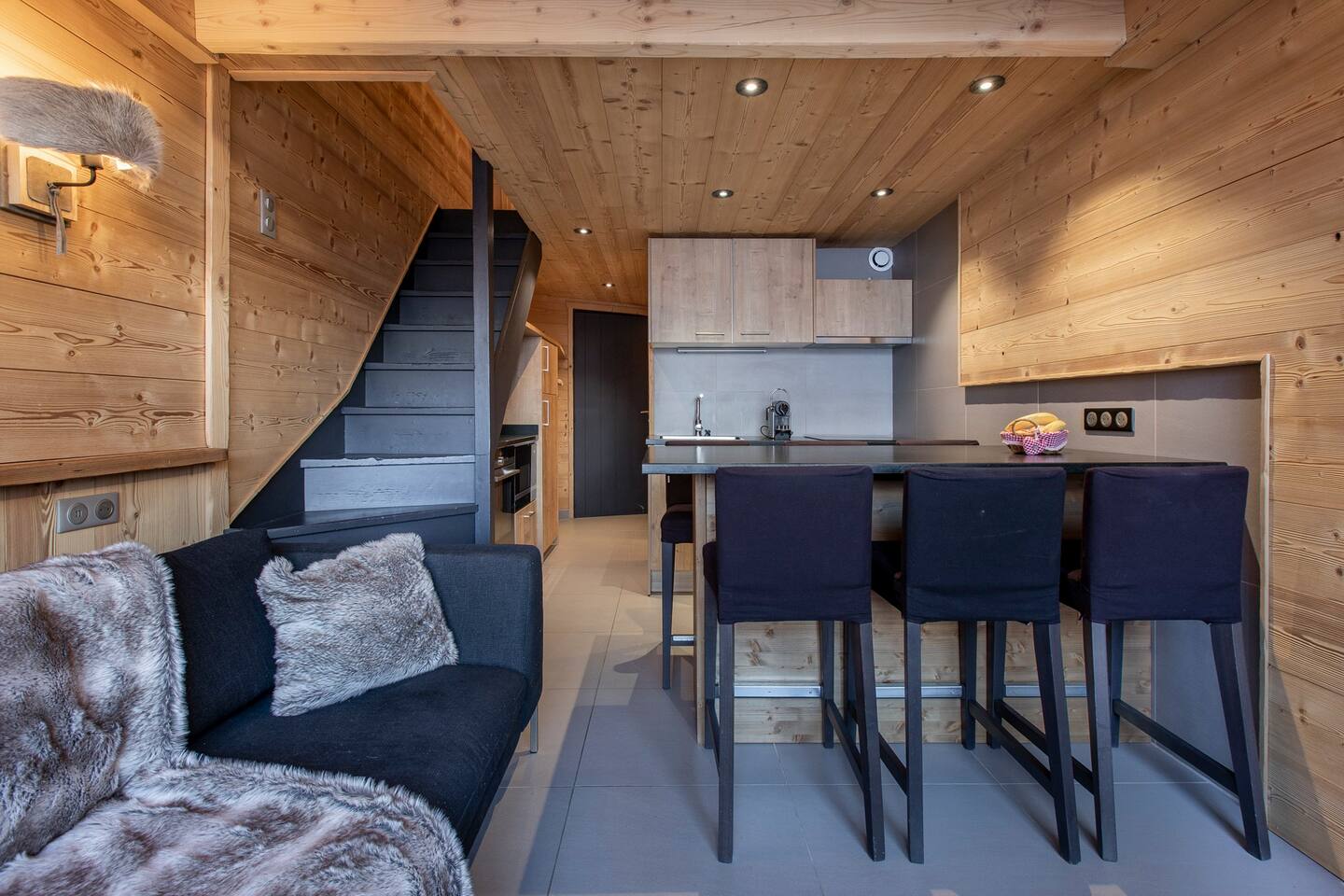 location-Valthorens-vue-du-salon-sur-cuisine-3-574