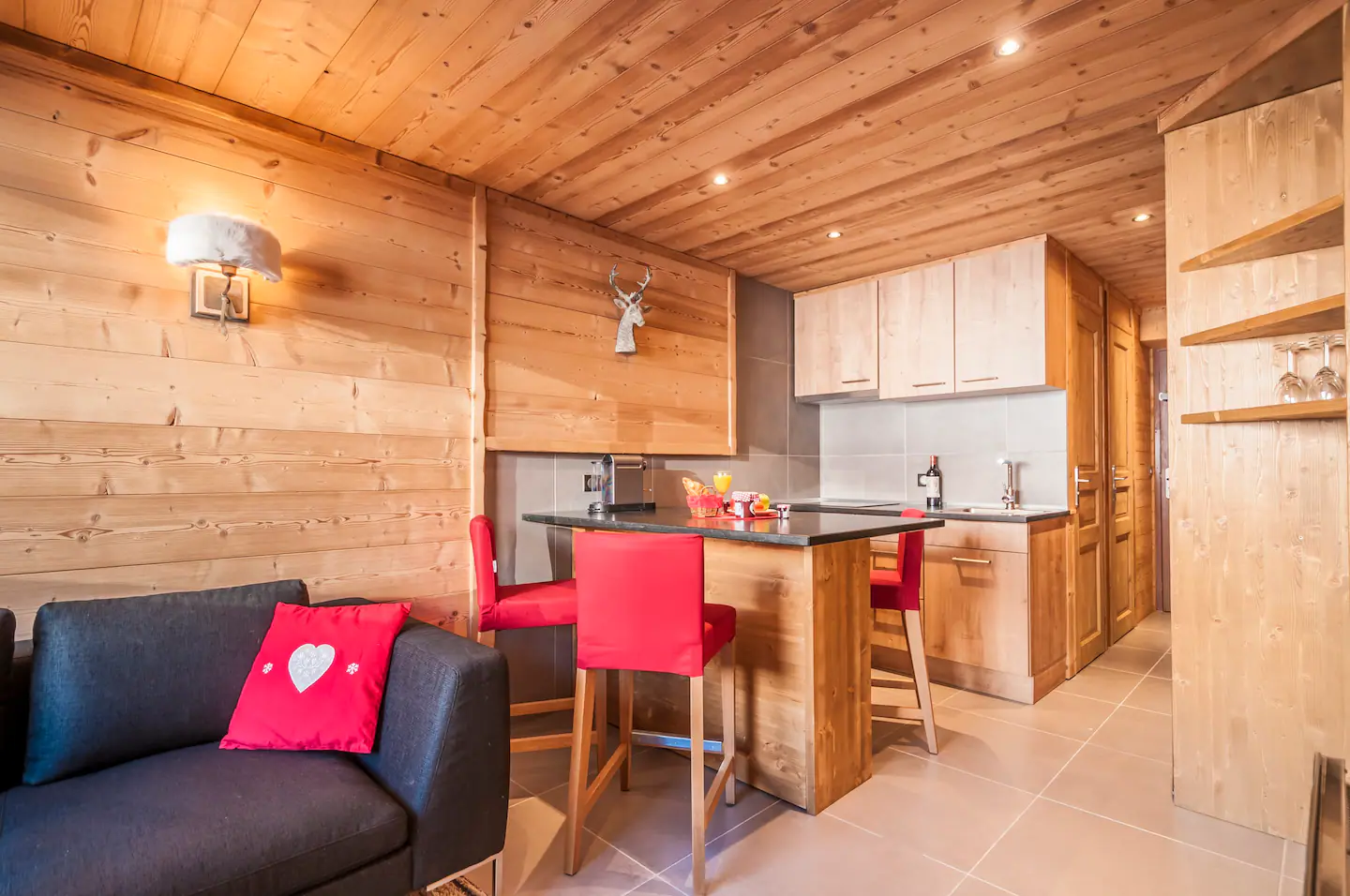 location-Valthorens-vue-du-salon-sur-cuisine-566