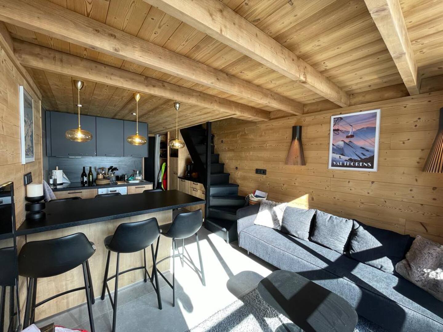 location-Valthorens-vue-du-salon-sur-cuisine-570