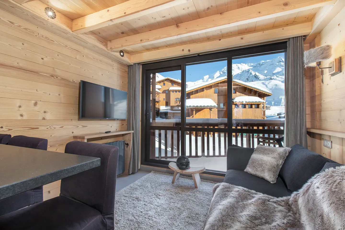 location-Valthorens-vue-du-salon-sur-piste-328