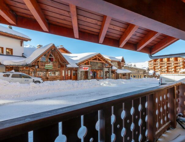 location-Valthorens-vue-du-salon-sur-rue-2-003