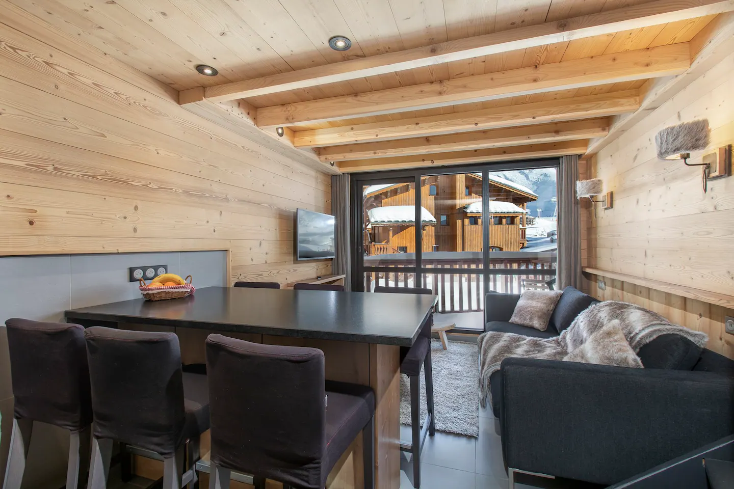 location-Valthorens-vue-salon-cuisine-2-328